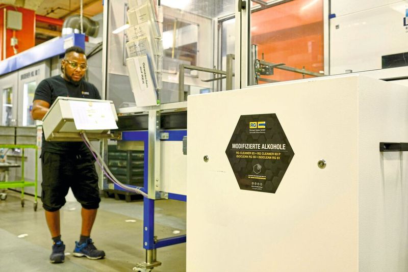 Da haben Schmutz und Öl keine Chance: Der modifizierte Alkohol RG Cleaner 63 sorgt in der Entfettungsanlage bei Johnson Electric für hohe Bauteilsauberkeiten. (Bild: Richard Geiss GmbH)