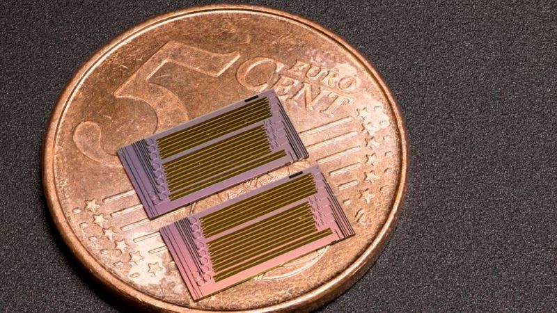 Hat Platz auf einer 5-Cent-Münze und soll große Wirkung in Rechenzentren haben: Die beiden Modulatoren von KIT und EPFL übersetzen elektrische Signale mit mehr als 400 Gbit/s in Lichtimpulse.(Bild:  Hugo Larocque, EPFL)