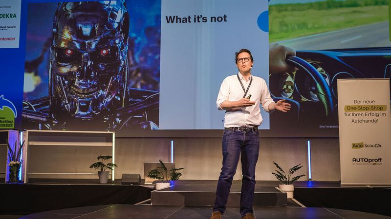 William Burton von Autoprice nahm den Zuhörern die Angst vor künstlicher Intelligenz (KI) beim Preismanagement für Gebrauchtwagen. Vielmehr biete KI Chancen, die der Handel noch nicht umfänglich für sich nutzt. (Bild: Stefan Bausewein)