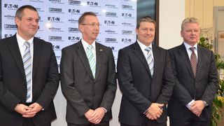 Richard Boulter, Senior Vice President Industrial Control Division, Eaton, Christof Leifer, Phoenix Contact, Craig McDonnel,
Business Unit Manager Industrial Automation, Eaton, und Frank Wöhner geben die Partnerschaft bekannt (v.l.). (Bild: Michel)