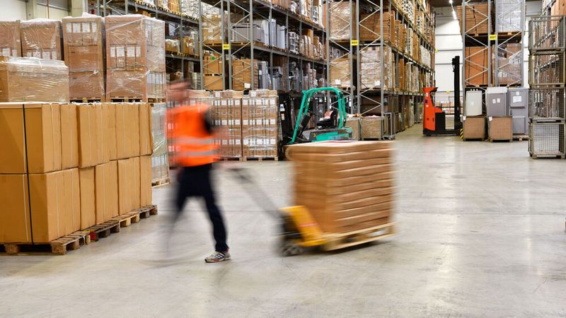 Im vergangenen Jahr waren die Auftragseingänge nach jüngst veröffentlichten Zahlen insgesamt um 1,9 Prozent gesunken. (Bild:  industrieblick - stock.adobe.com)