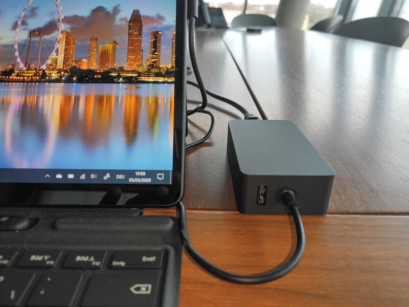 Im kompakten Netzteil sitzt eine USB-Ladebuchse für Geräte wie Smartphones oder Kameras. (Vogel IT-Medien)