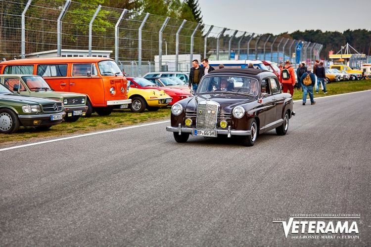 Wo sonst heiße Reifen den Ton angeben: Am Wochenende nach Ostern gehört der Hockenheimring den „Teerschneidern“. Oldies parken in der „Show-Arena“ kostenlos. (Bild: Veterama)
