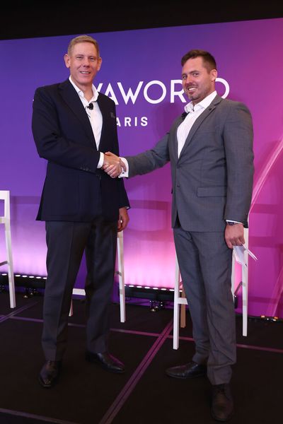 Vulcan Energy Resources (VER) will das erste Lithium-Unternehmen der Welt mit einer CO2-neutralen Bilanz werden. Eine strategische Partnerschaft miit Aveva soll helfen. Handschlag zwischen Caspar Herzberg und Cris Moreno, CEO von Vulcan Energy Resources (links) (Bild: Aveva)