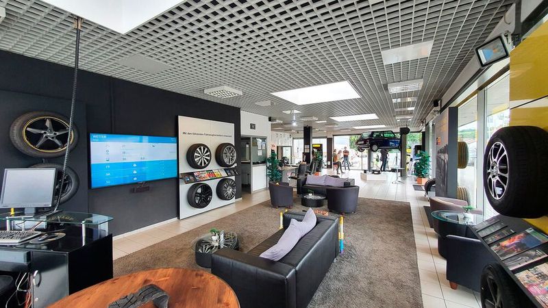 Der Wartebereich ist großzügiger und hochwertiger gestaltet als in den meisten anderen freien Werkstätten. (Bild: Schreiner/»kfz-betrieb«)