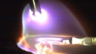 Cold Weld AC - Lichtbogen am Drahtende. (Bild: Cloos Schweißtechnik)