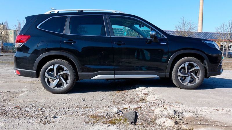 5. Die Bodenfreiheit: Abseits befestigter Straßen ist die Bodenfreiheit nicht weniger wichtig als der Allradantrieb. Der Subaru Forester hat hier mit 220 Millimetern mehr zu bieten als die üblichen Soft-SUVs. (Rosenow/»kfz-betrieb«)