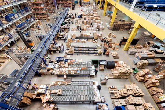 So ähnlich wird es im neuen Logistikzentrum von Sonepar in Werder ab nächsten Sommer zugehen. Denn der Elektrogroßhändler hat kürzlich die Übergabe des Neubaus feiern dürfen. Jetzt geht es im Inneren zur Sache. Hier einige Erklärungen zur Standortwahl und anderem.(Bild:  Sonepar)