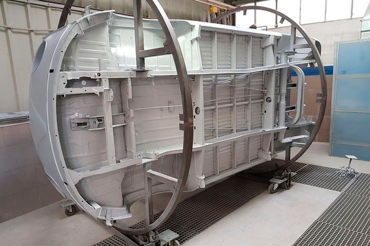 Hier werden die „Bullis“ von Grund auf neu aufgebaut. Gerade auch der Unterboden wird zu den nicht immer sonnigen Verhältnissen in Deutschland passend restauriert und konserviert. (Autohaus Vögler)