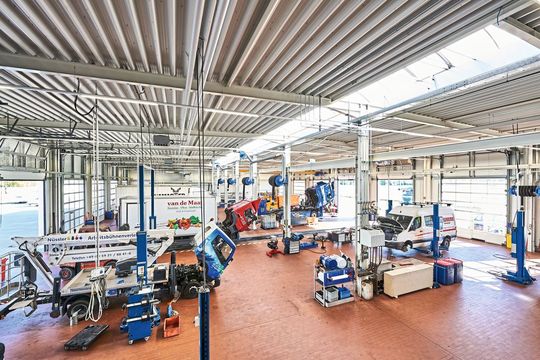 Das Truckcenter erstreckt sich auf einer Gesamtfläche von rund 15.500 Quadratmetern und bietet zwölf Werkstattarbeitsplätze. Das Truckcenter erstreckt sich auf einer Gesamtfläche von rund 15.500 Quadratmetern und bietet zwölf Werkstattarbeitsplätze.
