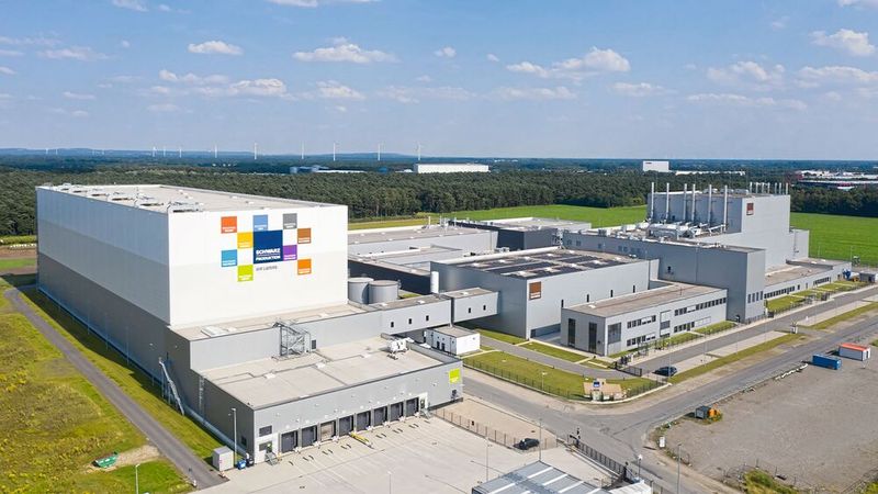 In der Kaffeerösterei Bon Presso in Rheine produzieren rund 120 Mitarbeiter auf 12.500 Quadratmetern Kaffee für Lidl und Kaufland. (Bild: Schwarz Produktion)