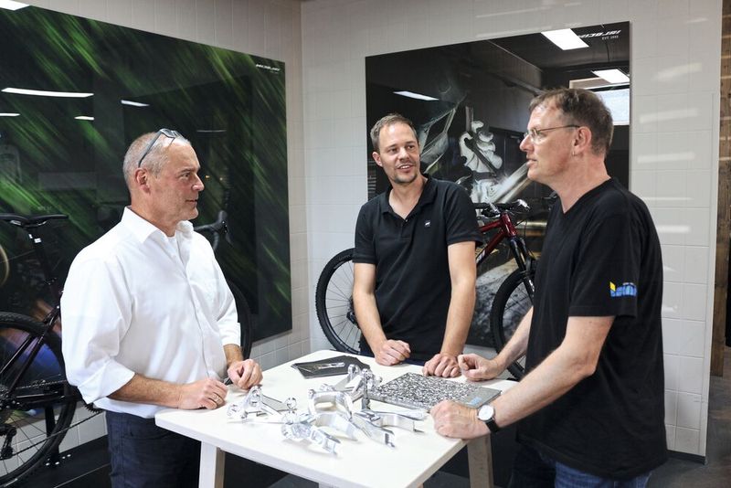 Freuen sich über die guten Ergebnisse, die Nicolai mit den Mega-Alu-Fräsern erzielt (v. l.): Thomas Mertel, Produktspezialist VHM-Werkzeuge bei Iscar, Markus Schmidt, Betriebsleiter bei Nicolai und von Sven Zimmer, Anwendungstechnik und Beratung bei Iscar. (Bild: Iscar)