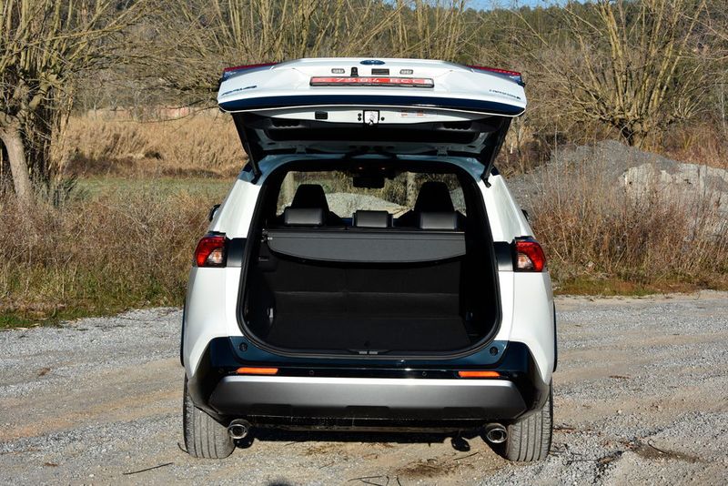 Der Kofferraum fasst im Vergleich zum Vorgänger 79 Liter mehr an Volumen, so dass jetzt 580 Liter bei aufgestellter und 1.690 Liter bei umgelegter Rückbank hineinpassen. (Simon / »kfz-betrieb«)