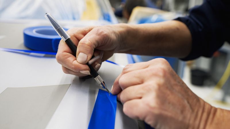 Individuelle Kundenwünsche bearbeitet BMW in Dingolfing künftig in einem Erweiterungsbau der Lackiererei.(Bild:  BMW)