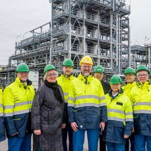 Bei einem Rundgang mit Führung durch Standortleiter Dr. Thorsten Ackmann (gelber Helm und grauer Bart) informieren sich die finnischen Besucher über die Anlage. Mit auf dem Bild in dunkler Jacke die Direktorin Technisches Management Outi Ervasti (Director Technology Management)(Bild:  Klaus Venus)