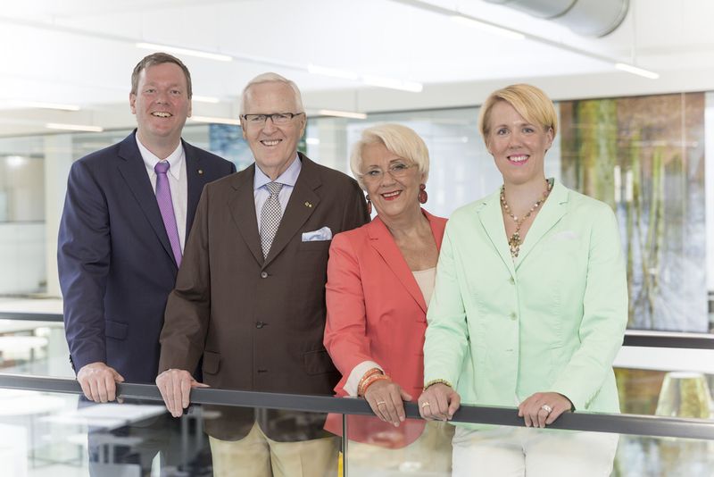 v.l. Philip F. W. Harting, Vorstand Connectivity & Networks und persönlich haftender Gesellschafter, Dietmar Harting, Vorstandsvorsitzender und persönlich haftender Gesellschafter, Margrit Harting, Geschäftsführende Gesellschafterin, und Maresa Harting-Hertz, Vorstand Finanzen und Einkauf und persönlich haftende Gesellschafterin, leiten in der zweiten und dritten Generation die Harting Technologiegruppe.   ( Harting)