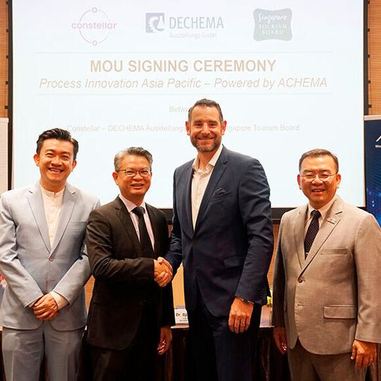 Paul Lee, Chief Executive (Markets), Constellar; James Boey, Senior Vice President Markets B2B, Constellar; Björn Mathes, CEO Dechema Ausstellungsgesellschaft; Poh Chi Chuan, Executive Director, Exhibitions & Conference, Singapore Tourism Board(Bild:  Dechema)