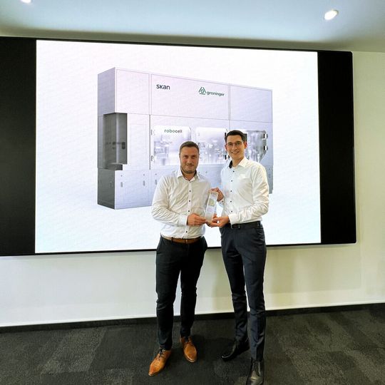 Die Groninger-Mitarbeiter Matthias Mettmann (links) und Robert Kibele, haben die Auszeichnung für die Robocell im französischen Annecy le Vieux entgegengenommen. Die Groninger-Mitarbeiter Matthias Mettmann (links) und Robert Kibele, haben die Auszeichnung für die Robocell im französischen Annecy le Vieux entgegengenommen.