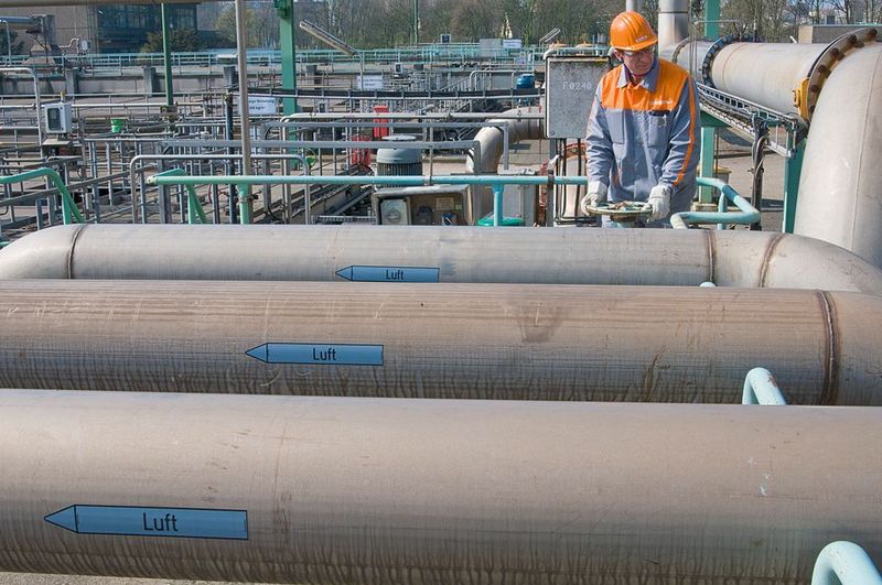 Dank effizienterer Belüftungs- und Pumpentechnik gelang es, den Strombedarf der Klär- anlage in Krefeld-Uerdingen um 4000 MWh im Jahr zu senken.  (Bild: Currenta)