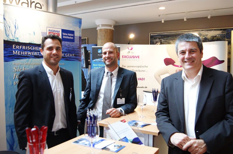 Sebastian Eitel (l.), Thomas Haberecht (m.) und Dr. Bernhard Tritsch (r.) am Stand der Ingram Micro zusammen mit den Herstellern Trend Micro und VMware (Vogel IT-Akademie)