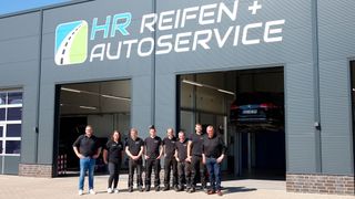 Der Chef ist 31 Jahre und das Team im Schnitt 32 Jahre alt: Dennoch gibt’s bei HR Reifen + Autoservice jede Menge Automobilservice mit viel Erfahrung. (Bild: Schreiner– »kfz-betrieb«)
