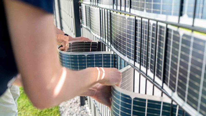 Durch "Sunbooster Vertical+" werden Zäune zu effizienten PV-Anlagen.(Bild:  Sunbooster)