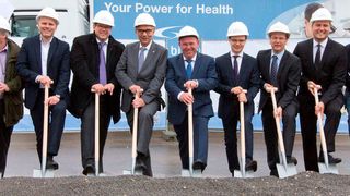 Der Spatenstich für das neue vollautomatisierte Hochregallager (HRL) fand am 27.04.2017 statt. (Michael Latz/Zeeb-Kommunikation)