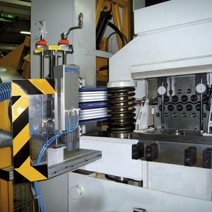 Schwertbürsten entfernen Partikel vom Blech, damit sie in der Produktion keinen Ausschuss verursachen können.