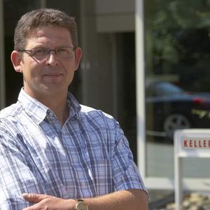 Dipl.-Ing. Peter Overmeyer  ist beim Zieglei-Anlagen-Hersteller Keller H.C.W. GmbH in Ibbenbüren-Laggenbeck für den Bereich Elektrokonstruktion-Hardware zuständig.