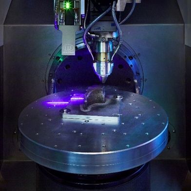 Das Extreme Hochgeschwindigkeits-Laserauftragschweißen (EHLA) ermöglicht den additiven Aufbau funktionaler Oberflächen mit hoher Präzision und Geschwindigkeit. (Bild: Fraunhofer ILT)