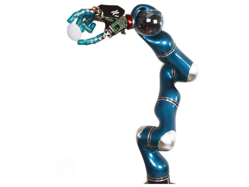 Diese vierfingrige Roboterhand hält ein rohes Ei fest im Griff, ohne es zu zerquetschen. Das Feingefühl wird durch neue Sensoren ermöglicht, die den Gegendruck messen und so eine passende Dosierung der Kräfte erlauben. Der DLR-Leichtbauroboter der dritten Generation (LBR-3) besitzt 7 Roboterachsen und 13 Handantriebe. In Zukunft sollen kleine, mobile Assistenten den Mitarbeitern in Fertigungsstraßen, in Büroumgebungen oder in Krankenhäusern zur Hand gehen. Die Hand wurde am DLR-Institut für Robotik und Mechatronik entwickelt.  (Bild: DLR)