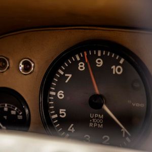 Der 917 wurde von einem luftgekühlten Zwölfzylinder-Mittelmotor angetrieben. Die ersten Motoren hatten 1969 bei einem Hubraum von 4,5 Litern eine Leistung von 383 kW (520 PS) bei 8.000 1/min. 1973 wurden die Motoren mit Turboladern versehen und hatten eine Leistung von 810 kW (1.100 PS) bei 7.800 1/min. Anders als beim 911 ist dieser Motor ein V-Motor mit einem Zylinderbankwinkel von 180 Grand und sechs Hubzapfen. Eine Besonderheit ist der Mittelabtrieb über ein in der Mitte im günstigsten Schwingungsbereich der Kurbelwelle angeordnetes Zahnrad, das die Kraft auf die Antriebswelle übertrug. Dieses zentrale Zahnrad trieb über fünf Zahnräder je Zylinderreihe auch die vier Nockenwellen an.(Bild:  Porsche AG)