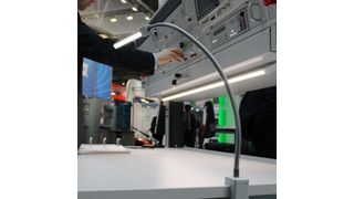 Die LED-Arbeitsplatzleuchte mit Schwanenhals, stufenlos einstellbarer Lichttemperatur und Helligkeit sorgt für Komfort bei der Arbeit. (Bild: Hera Laborsysteme)