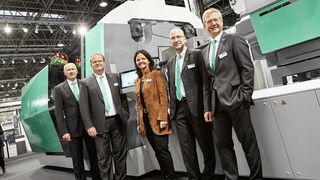 Arburg-Weltpremiere (von rechts): Vertriebsgeschäftsführer Gerhard Böhm, Technikgeschäftsführer Heinz Gaub, die geschäftsführenden Gesellschafter Juliane Hehl und Michael Hehl sowie Geschäftsführer Finanzen & Controlling Jürgen Boll präsentierten zur K 2016 die neue hybride Großmaschine Allrounder 1120 H. (Arburg)