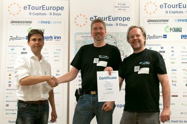 Siegerehrung eTourEurope 2014 (von links): eTourEurope-Initiator Werner Hillebrand-Hansen gratuliert Ralf Zimmermann und Heiner Sietas zum Sieg in der Kategorie C2 (Fahrzeuge mit Reichweite unter 250 km). (Bild: ePROJEKT)