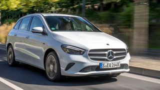 Die B-Klasse ist eine häufige Wahl älterer Autofahrer – und dafür sprechen viele Gründe: Der Einstieg ist angenehm, die Sitze sind auch auf Langstrecken bequem und das Auto verfügt über ein gutes Platzangebot. (Bild: Mercedes)