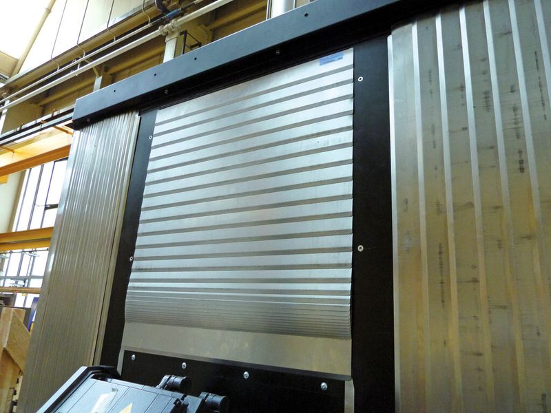 Bild 2: Für die Dichtheit der Federstahlschuppen und die Platzersparnis beim Zusammendrücken der Abdeckung sind Verbindungselemente aus Kunststoff verantwortlich. (Bild: Möller Werke)