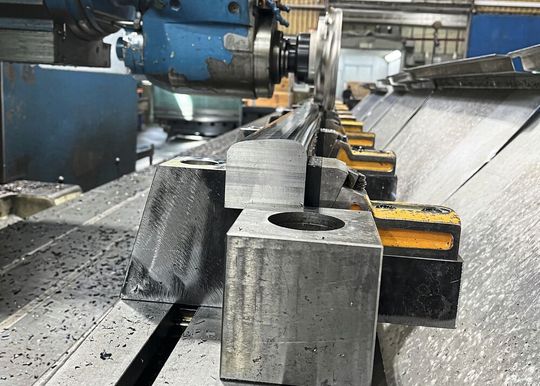 Fraisage d'un rail pour le secteur ferroviaire avec une fraise de forme développée par Iscar Suisse pour Delmet SA.(Source :  Delmet / Iscar)