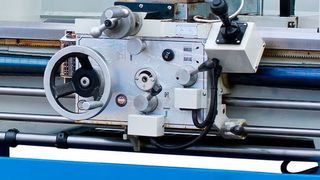 Teleskopfedern schützen bewegte Teile in einer Maschine. (Steinbock Industrie)