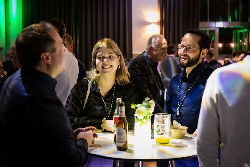Bei der Abendveranstaltung am Vorabend der Veranstaltung im Maschinenhaus des Bürgerbräus Würzburg kamen bereits zahlreiche Teilnehmer bei gutem Essen und Trinken zusammen. Bereits hier gab es regen Austausch.  (Bild: Stefan Bausewein)