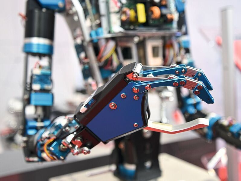 In solch einer Roboterhand kann THK zahlreiche seiner Kompetenzen vereinen, darunter Aktuatoren und Gewindetriebe. Nun erweitert das Unternehmen sein Portfolio um ein Überwachungssystem. (Stefanie Michel)