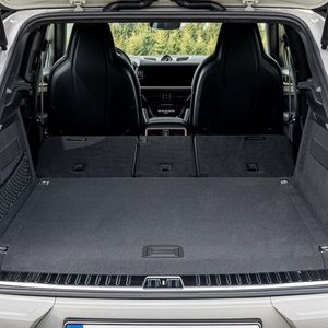 Das Gepäckabteil des Cayenne Coupé fasst bis zu 1.502 Liter.(Bild:  Porsche)
