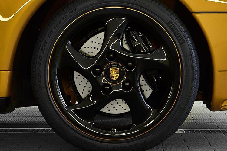 Eine Innovation waren die erstmals im Automobilbau verwendeten Hohlspeichen-Aluminiumfelgen.  (Bild: Porsche)