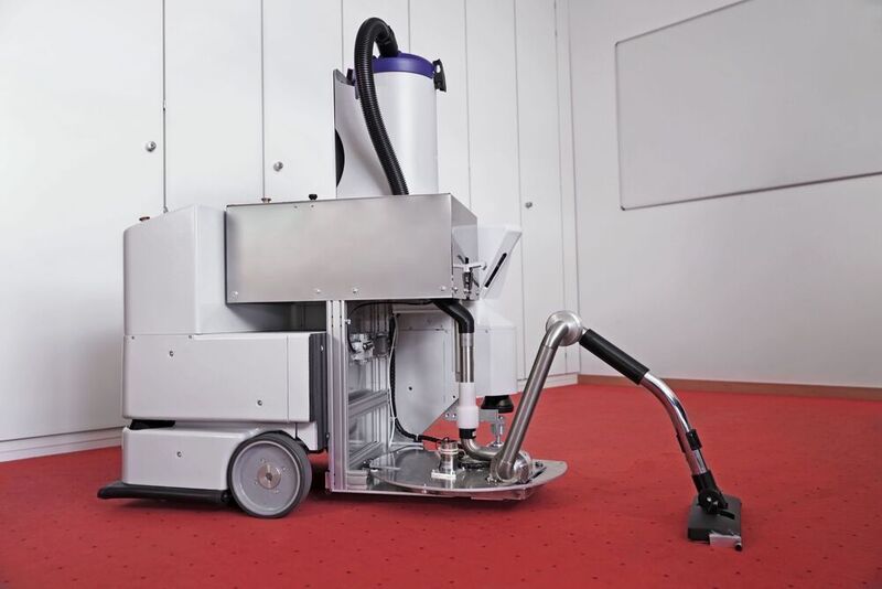 Der Reinigungsroboter saugt die Büroräume der Dussmann-Hauptverwaltung in Berlin. (Fraunhofer IPA)