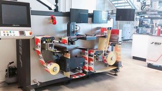 Hier wird eine Bahnlaufregelung im Showroom von BST in Bielefeld demonstriert. (Bild: BST)