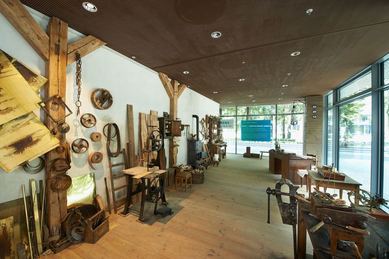 Bild 3: Die erste Produktionsstätte befand sich in Berlin, im Hinterhaus der Schöneberger Straße 19 im heutigen Bezirk Friedrichshain-Kreuzberg. Die Werner von Siemens-Werkstatt ist wie ein Schaufenster aufgebaut und öffentlich in der Zentrale in München einsehbar. (www.siemens.com/press)