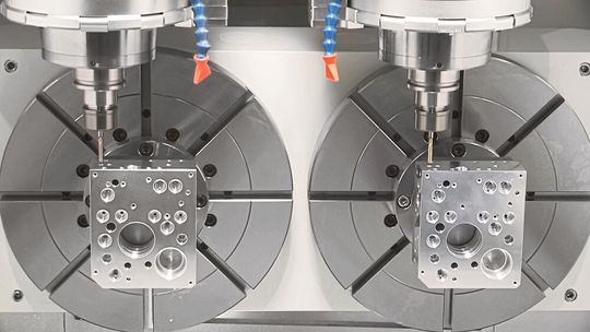 Auf der MRET400DZ ist die hocheffiziente Bearbeitung in zwei Stationen möglich. Auf dem Bild werden hydraulische Ventilgehäuseteilen für Kraftfahrzeuge bearbeitet.(Bild:  Beijing Jingdiao Group Co., Ltd)