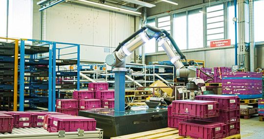 Vor dem Einsatz des Robotersystems bei BMW hat sich das Sortieren der Behälter anstrengend und monoton gestaltet.(Bild:  Universal Robots)