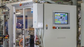 Touch Panel und SPS sind nur zwei Komponenten von vielen in einer Maschine, die über 24V DC Stromkreise versorgt und geschützt werden müssen.  (Eaton)
