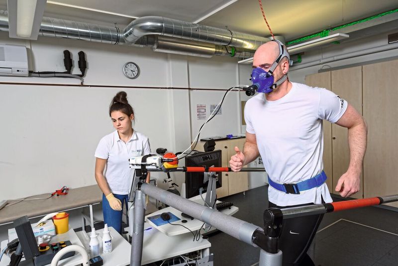 Beim physischen Stresstest laufen die Probanden bei 15 Prozent Steigung, bis sie nicht mehr können. Jede halbe Minute wird die Geschwindigkeit des Laufbandes erhöht. (Bild: © Roberto Schirdewahn)